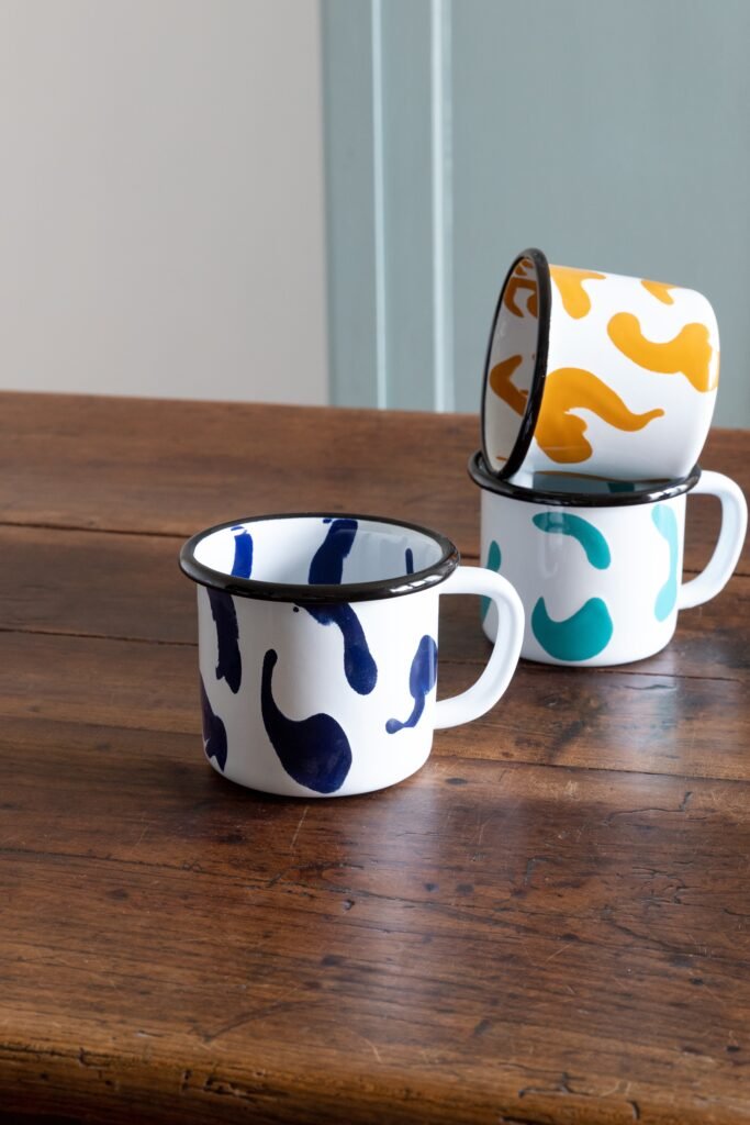 Tasse artisanale en acier émaillé GINA, coloris bleu cobalt
