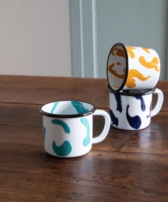 Tasse émaillée GINA turquoise avec tasse jaune et bleu cobalt assorties — collection solaire Maison Levantine