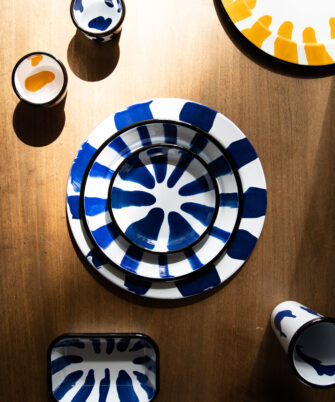 Assiette émaillée GINA bleu cobalt sur table - à mixer avec le reste de la collection
