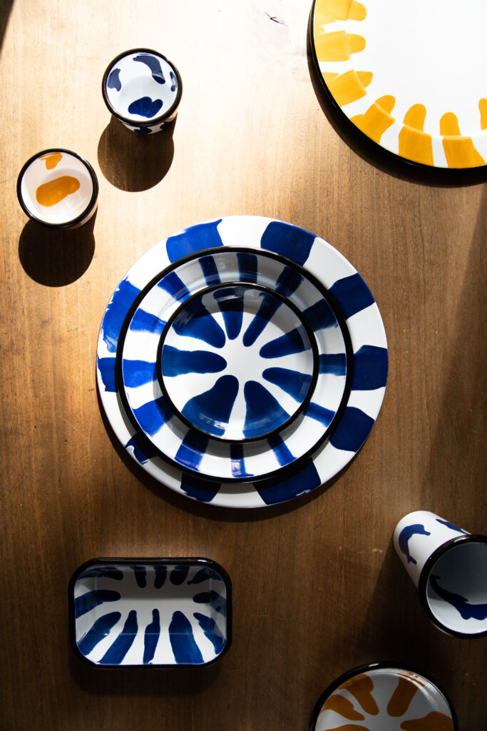 Assiette émaillée GINA bleu cobalt sur table - à mixer avec le reste de la collection