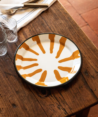 Assiette émaillée GINA jaune ocre — fabrication artisanale
