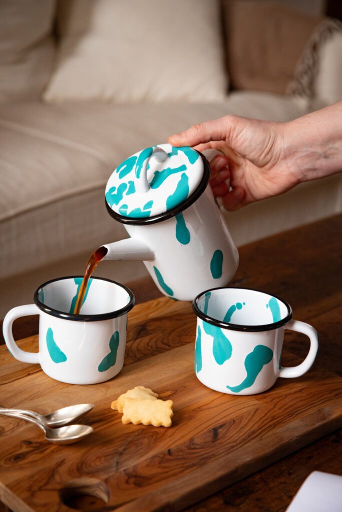Utilisation cafetière en acier émaillé artisanale GINA turquoise et tasses à café — Maison Levantine