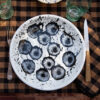Assiette creuse en acier émaillé artisanale DAPHNEE table automnale— Maison Levantine