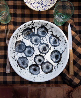 Assiette creuse en acier émaillé artisanale DAPHNEE table automnale— Maison Levantine