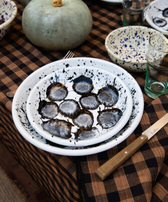 Petite assiette en acier émaillé noit et blanc artisanale DAPHNEE — Maison Levantine