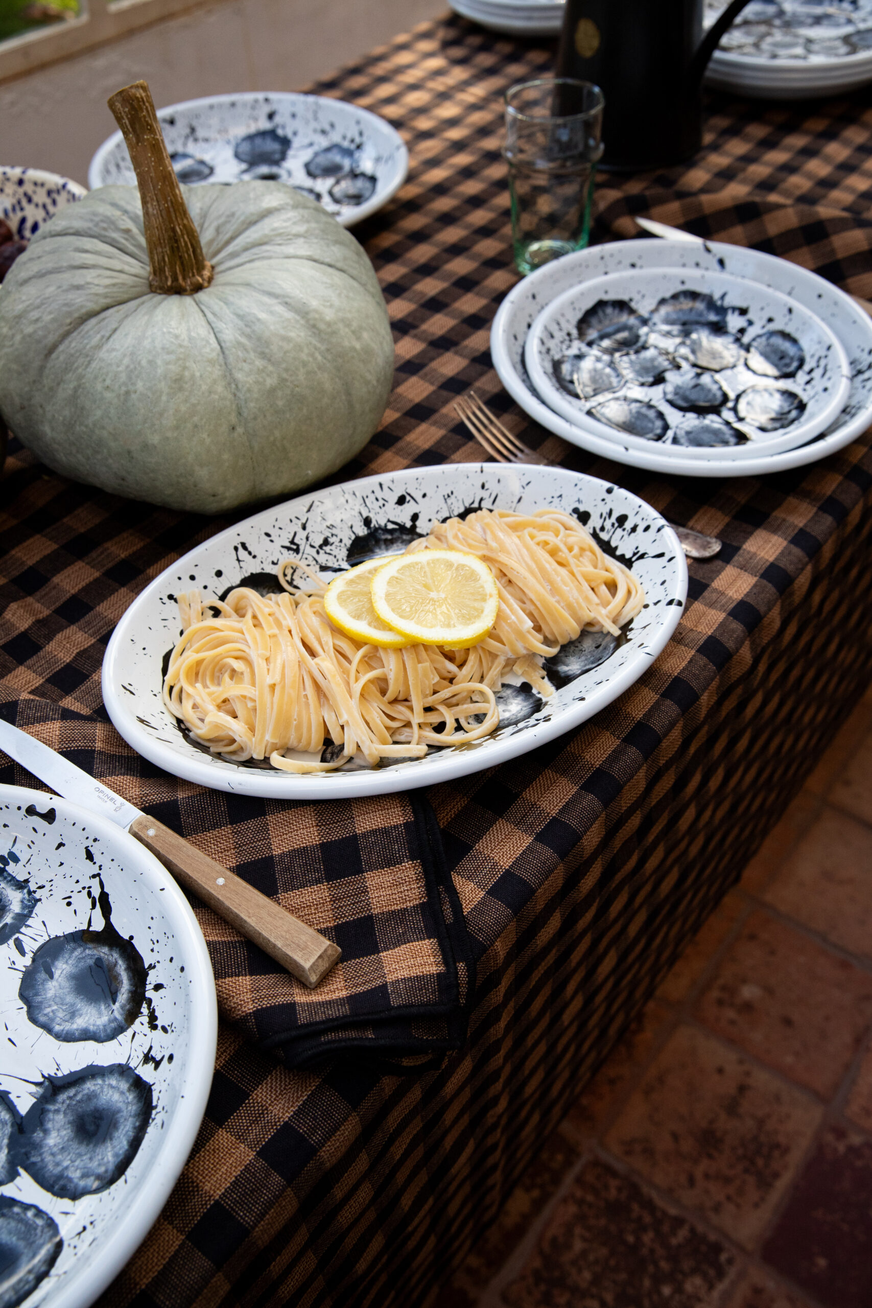 Plat ovale de pâtes en acier émaillé artisanale DAPHNEE — Maison Levantine