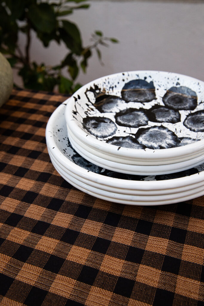 Petite assiette en acier émaillé artisanale DAPHNEE zoom — Maison Levantine