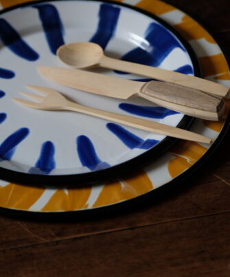 Zoom assiette émaillée GINA bleu et grande assiette jaune ocre