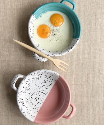 Petit poêlon émaillée PEGGY rose et turquoise avec œuf au plat — collection pop Maison Levantine