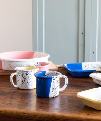 Tasse en acier émaillé artisanale PEGGY coloris bleu — Maison Levantine