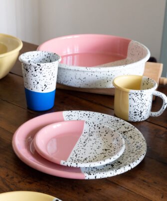 Petite assiette en acier émaillé artisanale PEGGY en coloris rose posée sur l'assiette plate rose — Maison Levantine