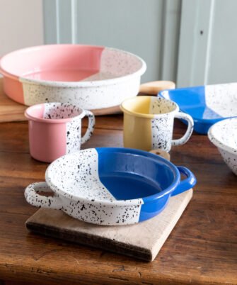 Petit poêlon en acier émaillé artisanale PEGGY coloris bleu électrique — Maison Levantine