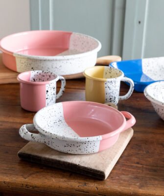 Petit poêlon en acier émaillé artisanale PEGGY coloris rose — Maison Levantine