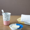 Gobelet émaillée PEGGY jaune pastel avec cafetière — collection solaire Maison Levantine