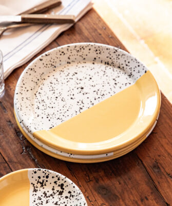 Assiette plate en acier émaillé artisanale PEGGY coloris jaune pastel — Maison Levantine