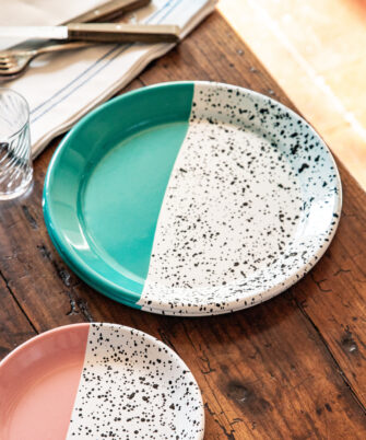 Assiette plate en acier émaillé artisanale PEGGY coloris turquoise — Maison Levantine