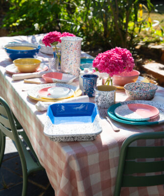 Table dressée avec vaisselle émaillée artisanale collection PEGGY - Maison Levantine