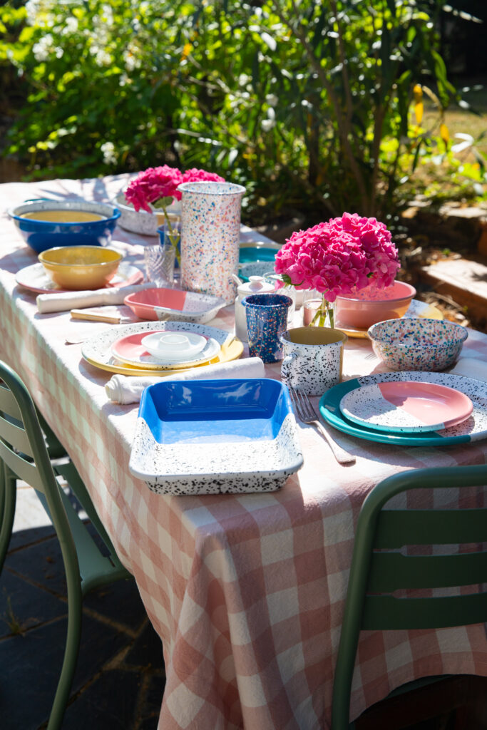 Table dressée avec vaisselle émaillée artisanale collection PEGGY - Maison Levantine