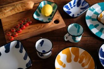 Table d'été colorée avec collection vaisselle en acier émaillé GINA bleu cobalt — Maison Levantine