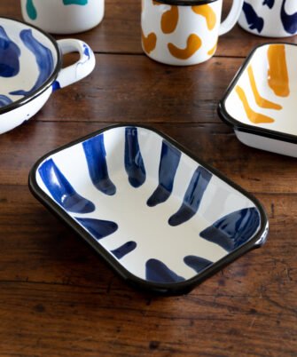 Petit plat rectangle en acier émaillé artisanale GINA coloris bleu cobalt — Maison Levantine