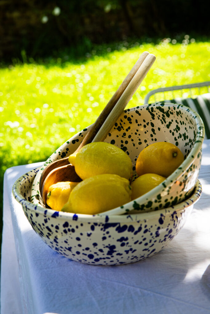 saladier émaillé rempli de citrons - Maison Levantine