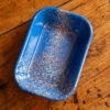 Petit plat rectangle en acier émaillé artisanale LORI coloris bleu électrique — Maison Levantine