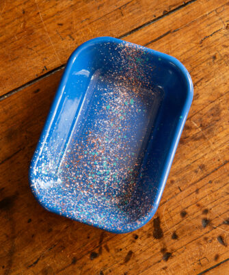 Petit plat rectangle en acier émaillé artisanale LORI coloris bleu électrique — Maison Levantine