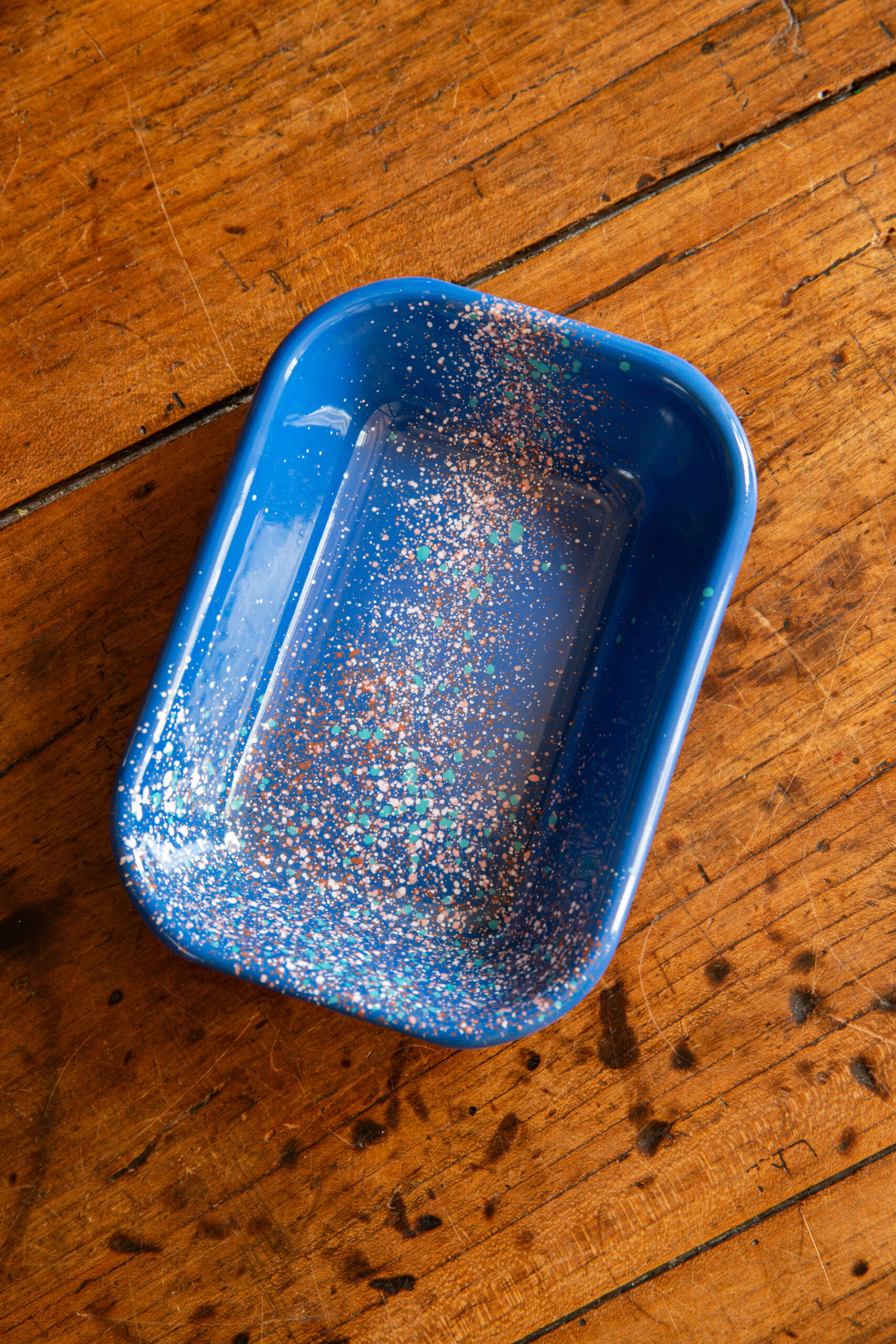 Petit plat rectangle en acier émaillé artisanale LORI coloris bleu électrique — Maison Levantine