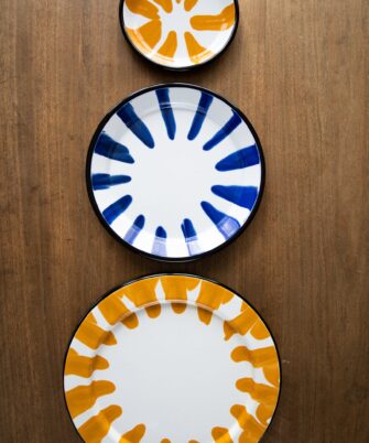 Petite assiette émaillé jaune ocre avec assiette plate et grande assiette assorties- fabrication artisanale