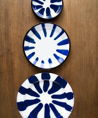 Trio d'assiettes émaillée de 3 tailles GINA bleu avec petite et grande assiette — fabrication artisanale