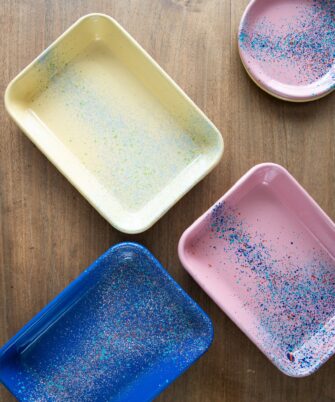Plat rectangle en acier émaillé artisanale LORI trois coloris— Maison Levantine