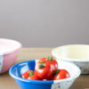 Petit saladier en acier émaillé artisanale PEGGY coloris bleu électrique avec tomates — Maison Levantine