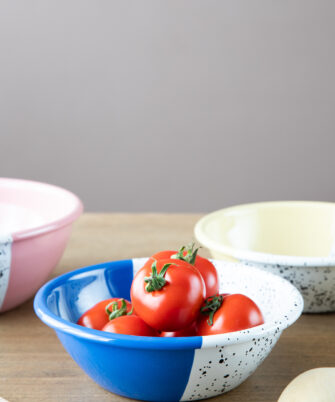 Petit saladier en acier émaillé artisanale PEGGY coloris bleu électrique avec tomates — Maison Levantine