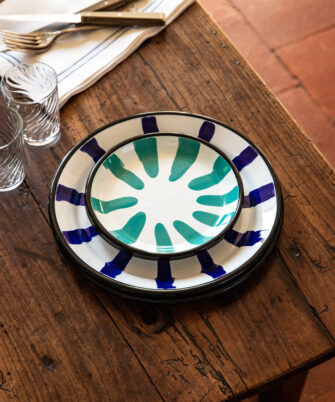 Petite assiette émaillé turquoise et assiette plate assortie en bleu - fabrication artisanale