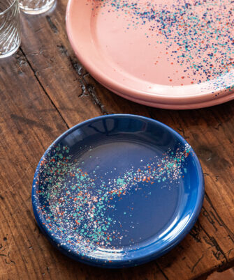 Petite assiette en acier émaillé artisanale LORI coloris bleu électrique — Maison Levantine