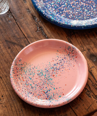Petite assiette en acier émaillé artisanale LORI coloris rose — Maison Levantine