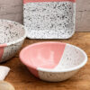 Petit saladier en acier émaillé artisanale PEGGY à coté du plat rectangle et du grand saladier assortis en coloris rose — Maison Levantine