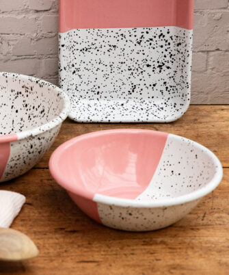 Petit saladier en acier émaillé artisanale PEGGY à coté du plat rectangle et du grand saladier assortis en coloris rose — Maison Levantine