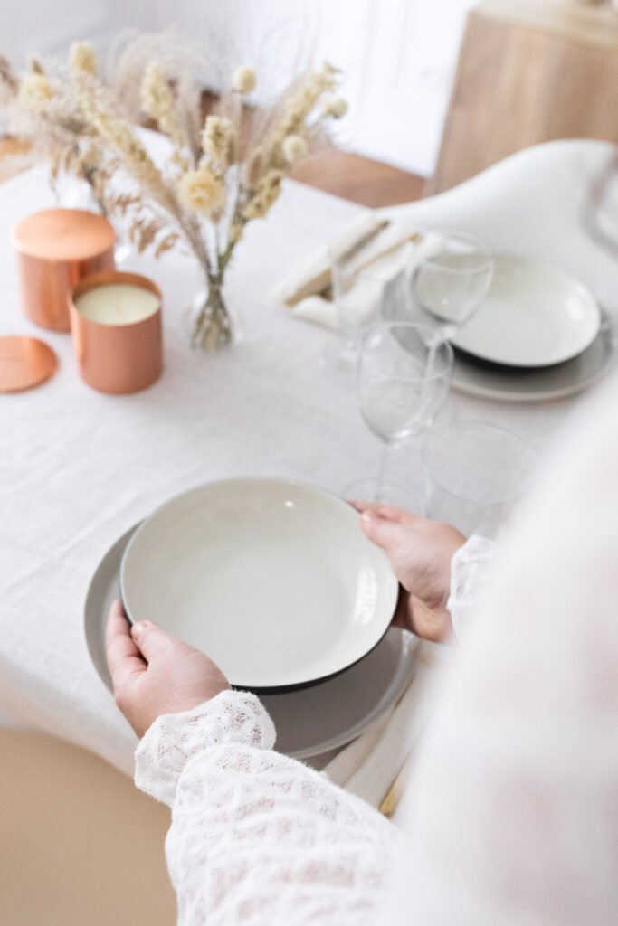 Table de fête blanche et cuivrée avec décoration lumineuse