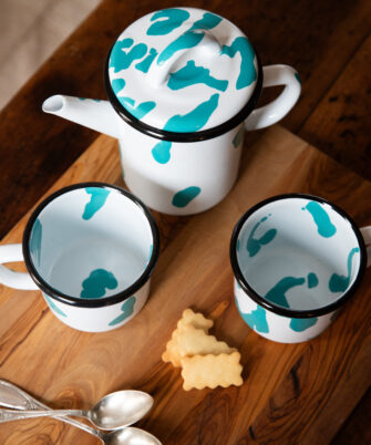 Zoom sur tasse émaillée GINA turquoise avec cafetière — collection solaire Maison Levantine