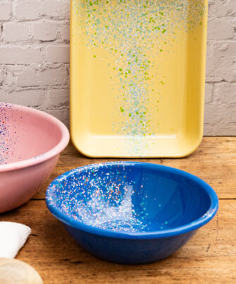 Petit saladier en acier émaillé artisanale LORI coloris bleu électrique — Maison Levantine