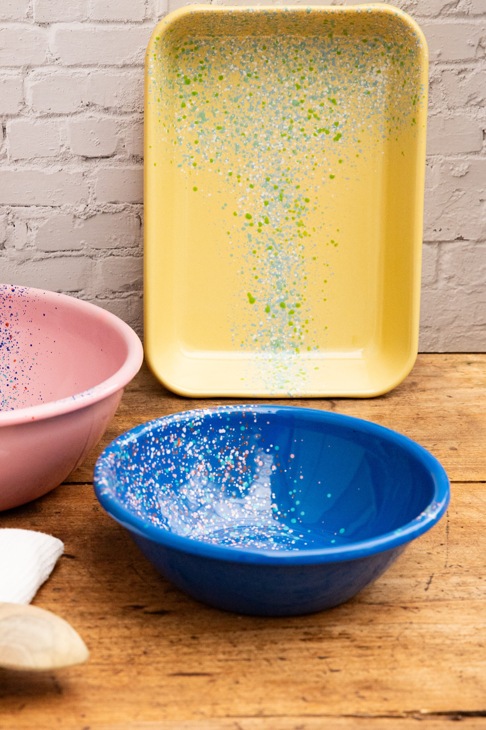 Petit saladier en acier émaillé artisanale LORI coloris bleu électrique — Maison Levantine