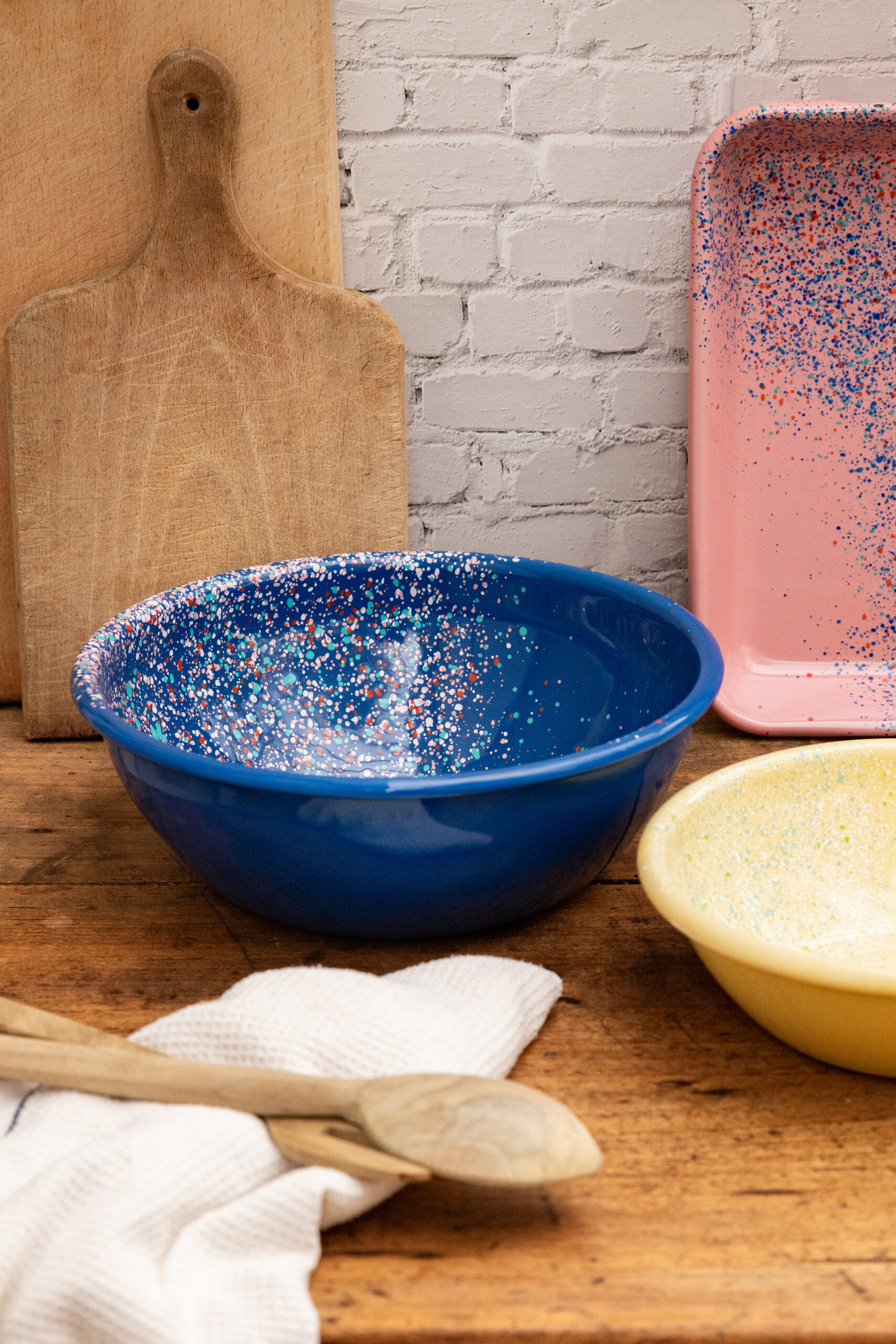 Saladier en acier émaillé artisanale LORI coloris bleu électrique — Maison Levantine