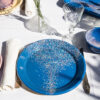 Assiettes en acier émaillé artisanale LORI coloris bleu électrique pastel— Maison Levantine