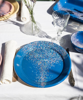 Assiettes en acier émaillé artisanale LORI coloris bleu électrique pastel— Maison Levantine
