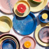 Assiettes en acier émaillé artisanale LORI coloris bleu électrique rose jaune pastel— Maison Levantine