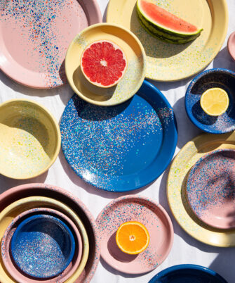 Assiettes en acier émaillé artisanale LORI coloris bleu électrique rose jaune pastel— Maison Levantine