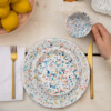 Tasse en acier émaillé artisanale EVA dressée à table — Maison Levantine