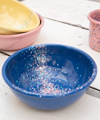 Grand bol en acier émaillé artisanale LORI coloris bleu électrique — Maison Levantine