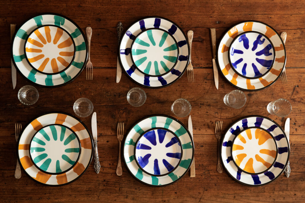 Table d'été méditerranéenne avec vaisselle émaillée GINA bleu cobalt, jaune ocre et turquoise — Maison Levantine